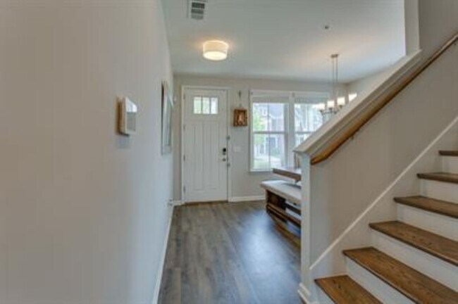 Building Photo - Beautiful Townhouse in Murfreesboro!