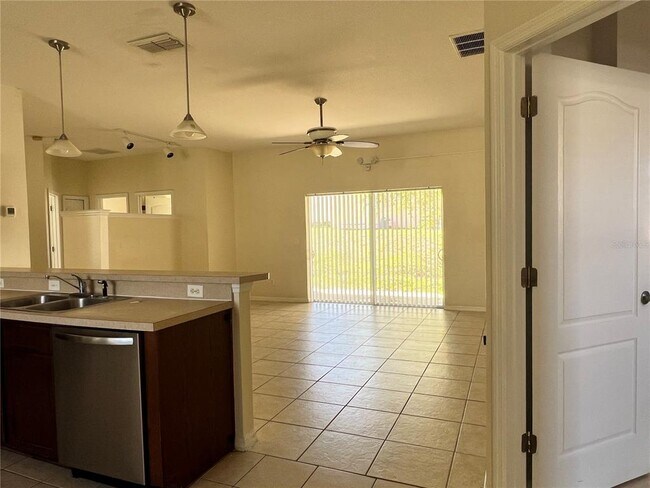 Building Photo - 209 Round Man St