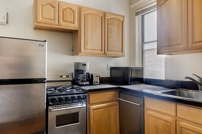 Building Photo - 440 W 45th St