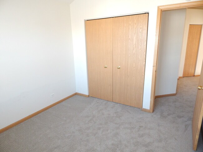 Building Photo - 2800 E Bridleway Ct