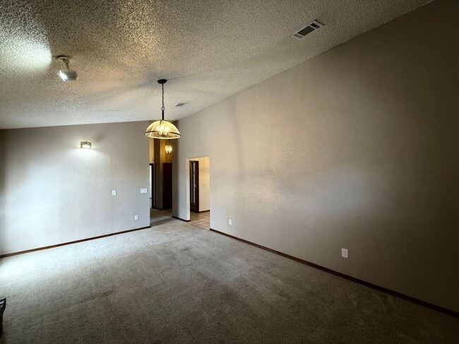 Building Photo - Welcome to this charming 3 bedroom, 2 bath...