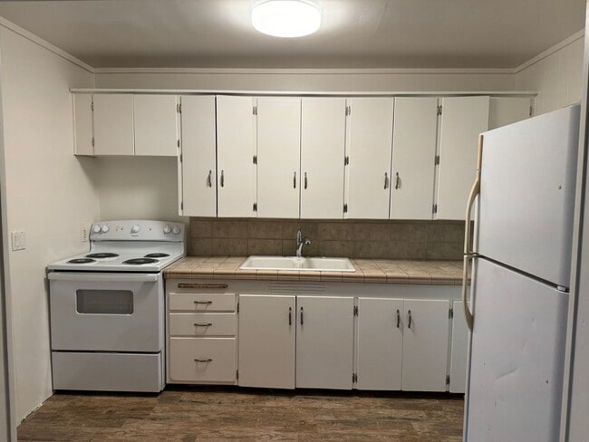 Building Photo - L0016 A &amp; B