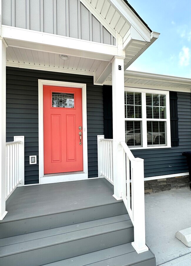 Private covered entry w/recessed lighting - 2312-B Belle Ave NE