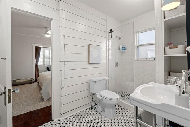 Building Photo - 1805 Brackenridge St