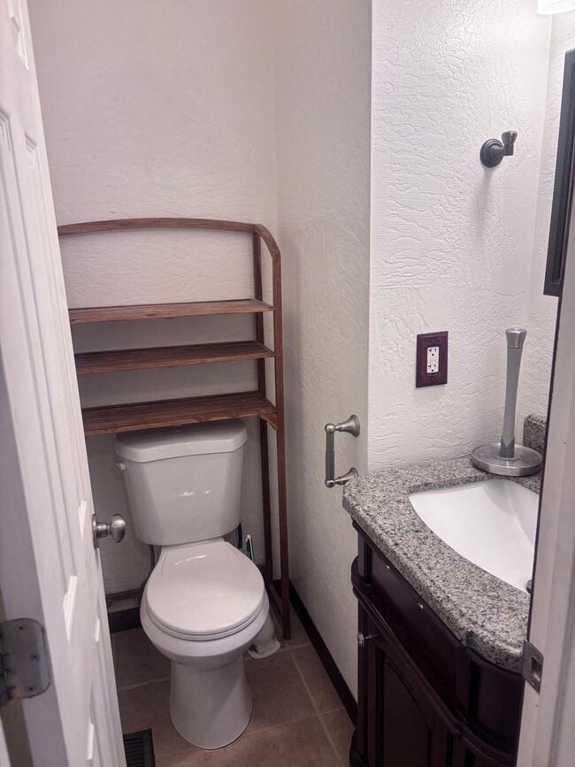 Building Photo - Perfectly Located 2 Bed/1.5 Bath Eagle River Condo!