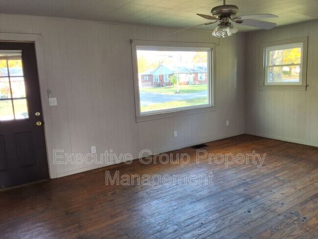 Building Photo - 746 W Elm Rd