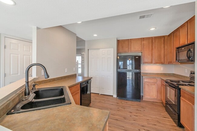 Building Photo - Charming 3 Bedroom 3 Bath Townhouse in Green Valley Ranch!