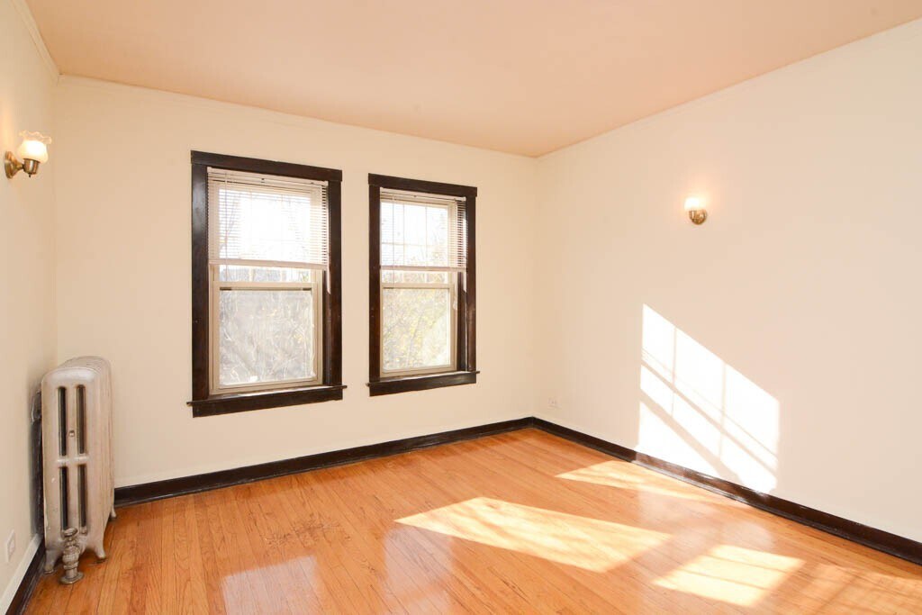 Building Photo - 2122 W Ainslie St