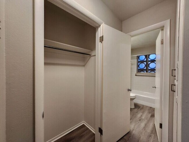 Building Photo - Beautifully Renovated 1-Bed, 1-Bath Apartment – Main Level Living | Move In Today and Get Your 2n...