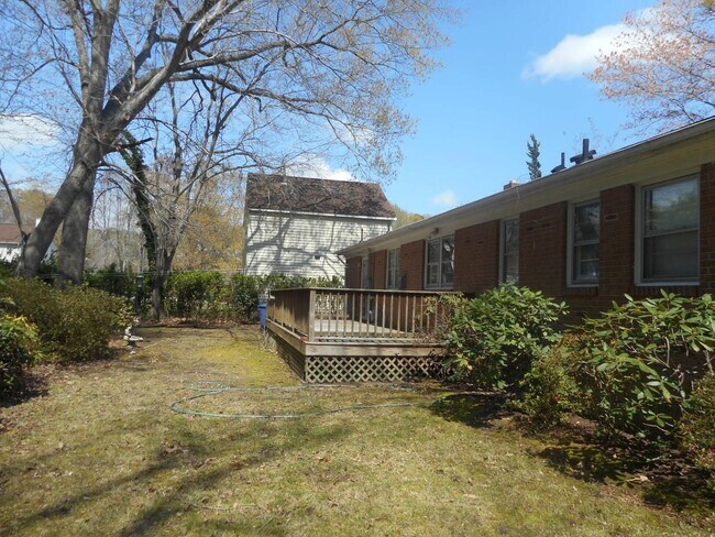 Building Photo - 4 Fairway Ln