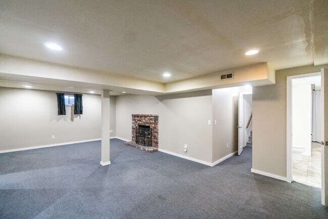 Building Photo - 9415 N Howard St