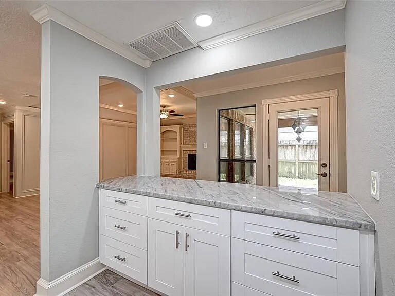 Building Photo - 911 Montview Dr