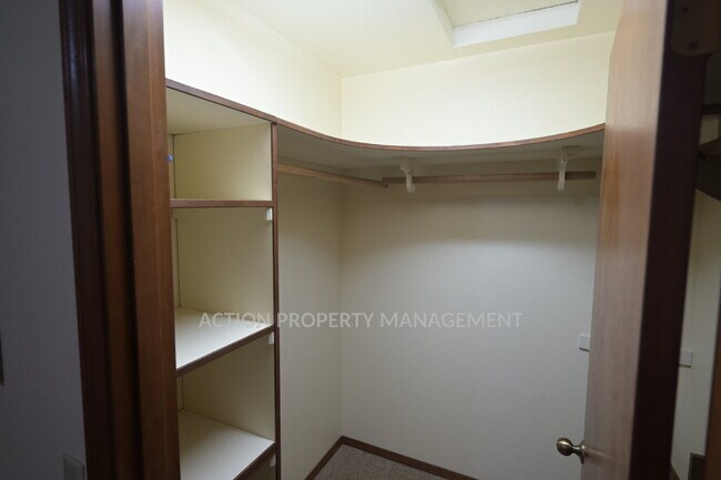 Building Photo - 2 bed 2 bath 1 car garage duplex in Sequim