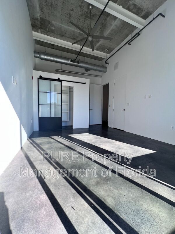 Building Photo - 302 SE Broadway St