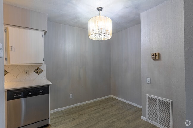 1BR, 1BA - 700SF - Dining Room - Drake