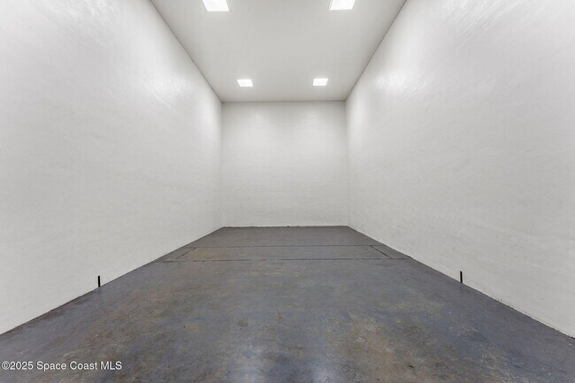 Building Photo - 7814 Shadowood Dr