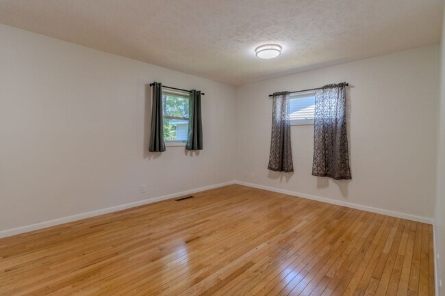 Building Photo - The Little Bungalow of Your Dreams Near East Bay! 2BR / 1BA Long-Term Rental
