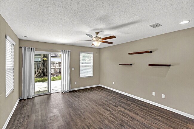 Building Photo - Like new 4 bedroom 2 bath home for rent.