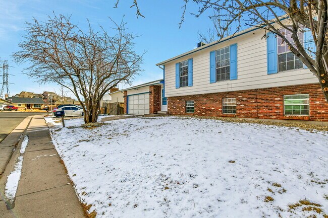 Building Photo - $2,540.95 with $300 off the first month's Rent- 4 Bedroom, 1.5 Bath, Single Family Home in Aurora...