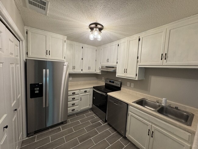 Building Photo - 2080 Woodlawn Dr SW