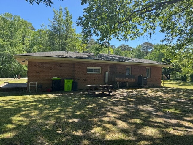 Building Photo - Newly remodeled brick home in New Bern