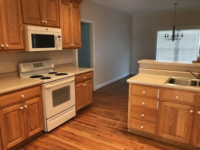 Building Photo - 4 bd 2 bth all brick w/ 2 car garage located on a 1 acre lot - lawn care, water, trash, washer/dr...