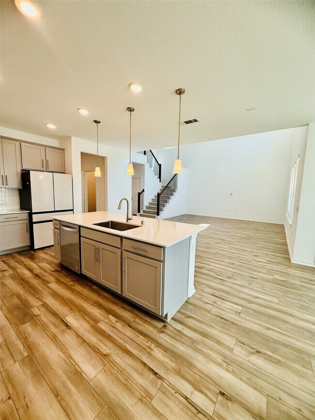 Building Photo - 15826 Dove Holw Dr