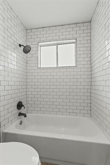 Building Photo - 3 bedrooms 1 bathroom with all tile flooring