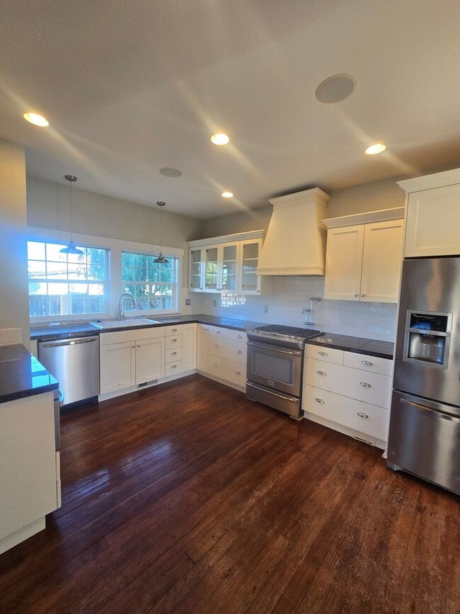 Building Photo - Spacious 5 Bedroom Home in Burlington - Available for Rent