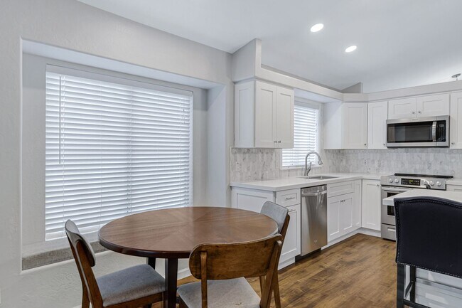 Building Photo - 4 Bedroom/2 Bathroom Remodeled home with S...