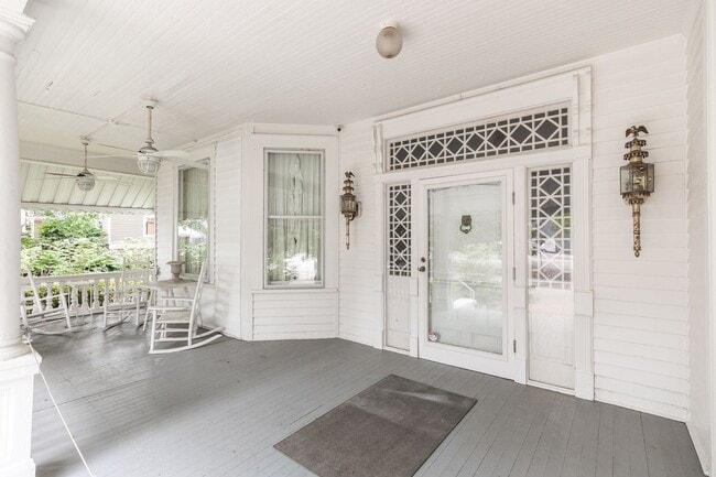 Building Photo - RESIDENTIAL/COMMERCIAL RENTAL - Charming historic home located downtown Opelika! (*Partially Furn...