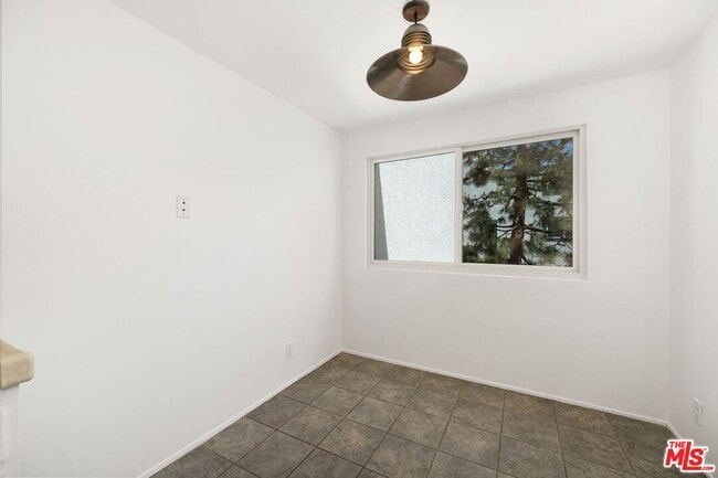 Building Photo - 1646 Palisades Dr