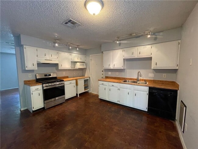 Building Photo - 7712 Elderberry Dr