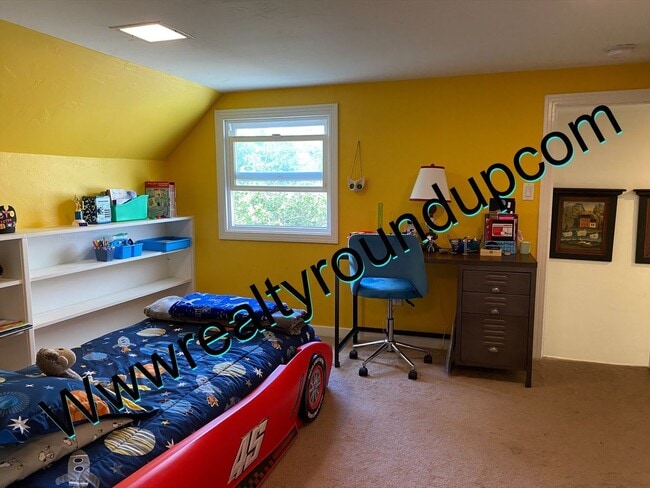 Building Photo - Three bed, Two Bath Home By UOP