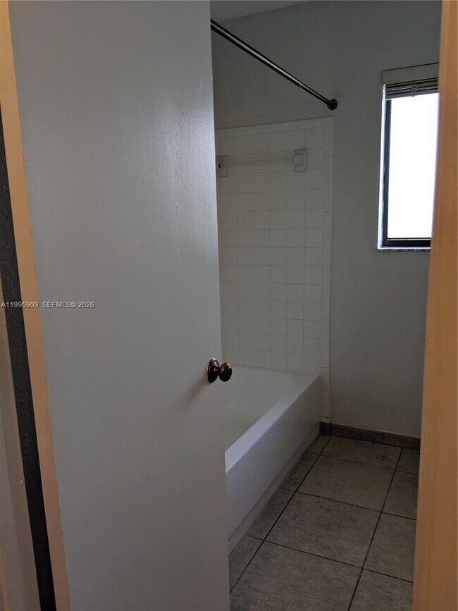 Building Photo - 460 Lakeview Dr