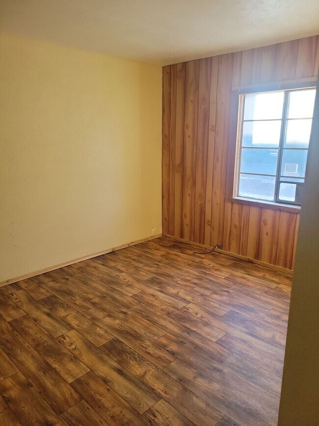 Building Photo - 905 N Lincoln Ave