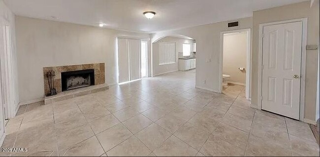 Building Photo - 823 W Iris Dr