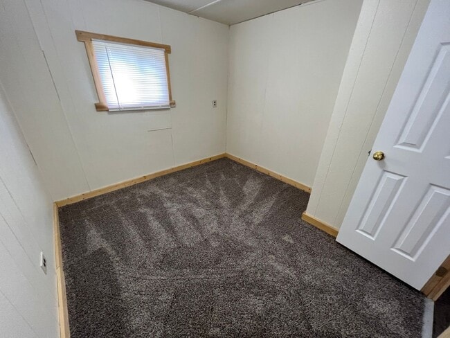 Building Photo - 2 Bedroom 1 Bath Updated Mobile Home in A ...