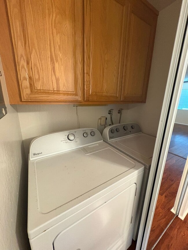 Building Photo - 2 bedroom condo is central location near e...