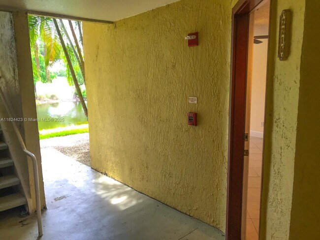 Building Photo - 437 Vista Isles Dr