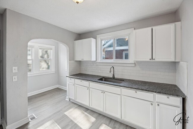 Building Photo - 3 bedroom 2 bath $1375