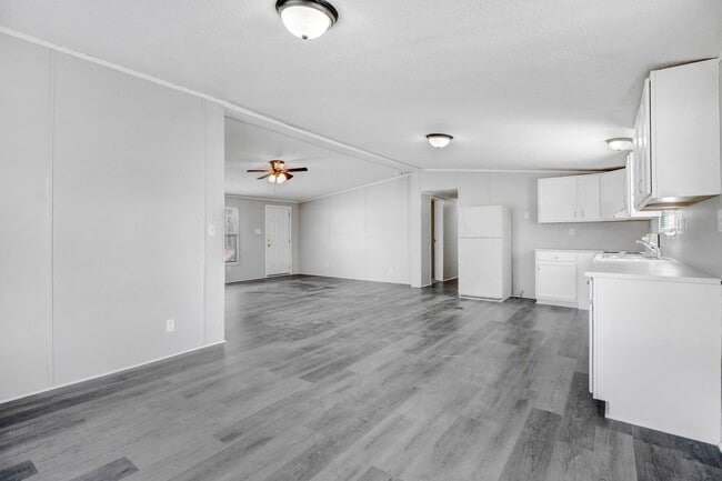 Building Photo - SPACIOUS 3 BR | 2 BA Manufactured Home in Pikeville!  *Trash Pick-up Included*