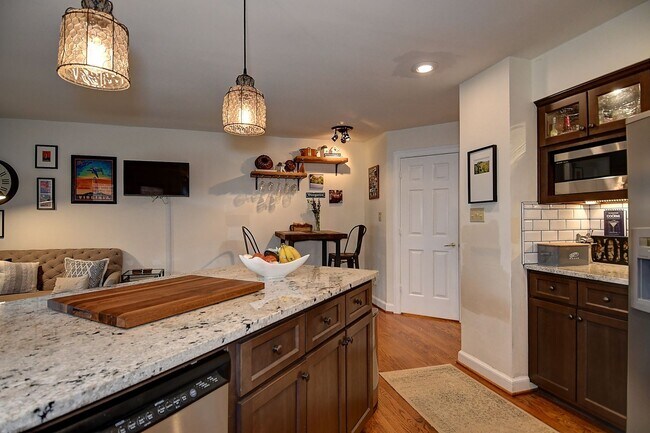 Building Photo - Spacious Condo in Ghent Square!