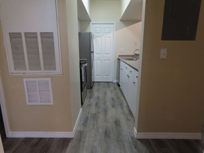 Building Photo - Orlando Park Central Gated Resort Style Co...
