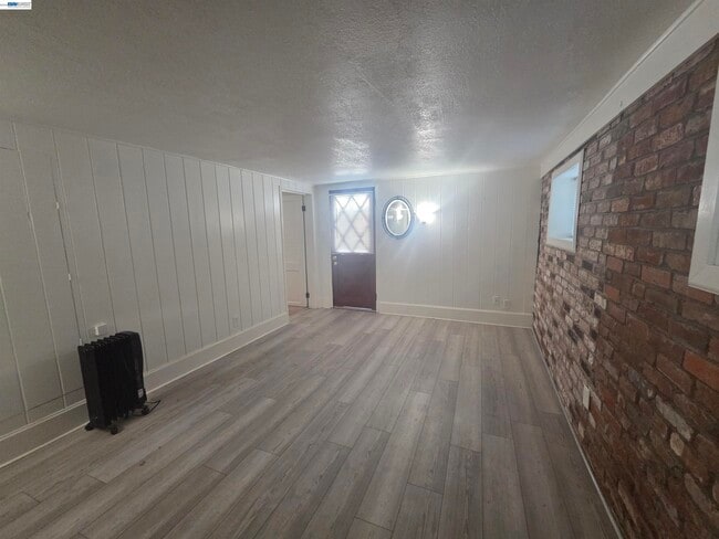 Building Photo - 3851 Vineyard Ave