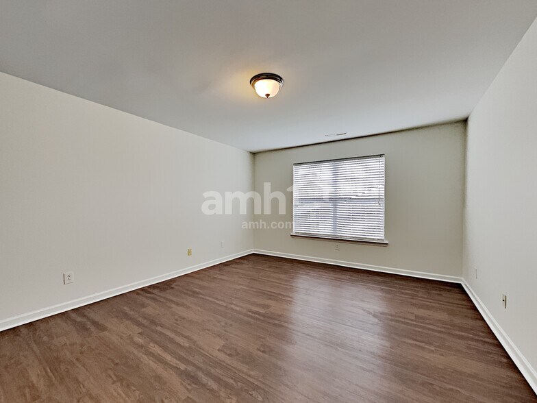 Building Photo - 3318 Diamond Ct