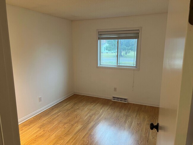 Building Photo - 10571 Center Rd