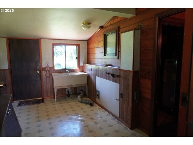 Building Photo - Cedar Built Home on Acreage for Lease in La Center