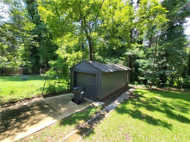 Building Photo - 2107 Pinehurst Dr