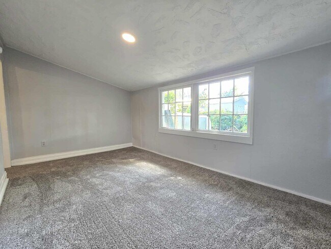 Building Photo - 2219 Everett St